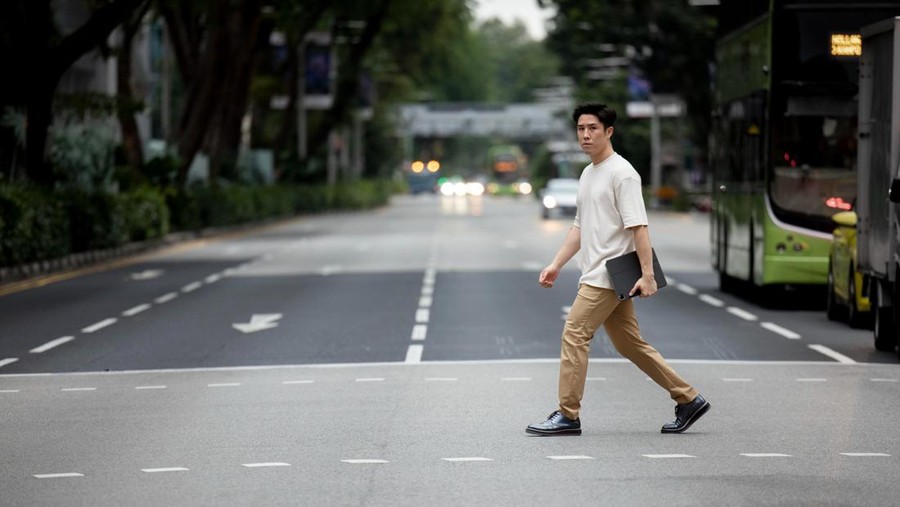 Ilustrasi jalan cepat&comma; berjalan kaki&comma; jalan kaki&comma; menyebrang jalan