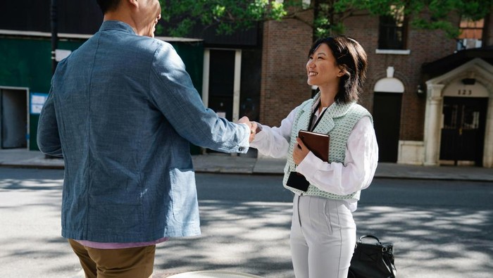Melihat ketepatan waktu sebagai sinyal sosial yang menandakan menghormati orang lain dan tingginya kesadaran sosial.