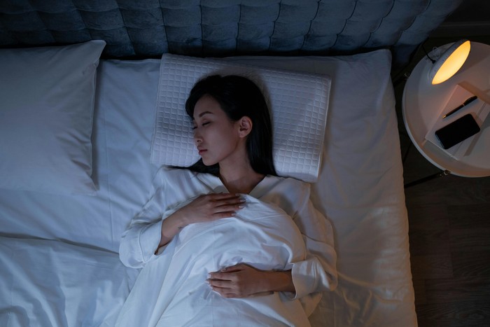 cara membakar lemak saat tidur tentunya dengan tidur tepat waktu atau tidak begadang.