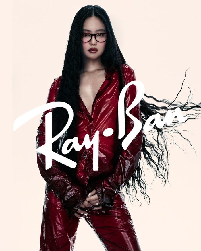 Ini berarti kampanye global terbaru merek kacamata hitam dan kacamata optik mewah asal Italia tersebut merupakan campaign perdana yang sang idol bintangi usai resmi didapuk menjadi duta global mereka. Wah, keren sekali, ya! / Foto: instagram.com/rayban