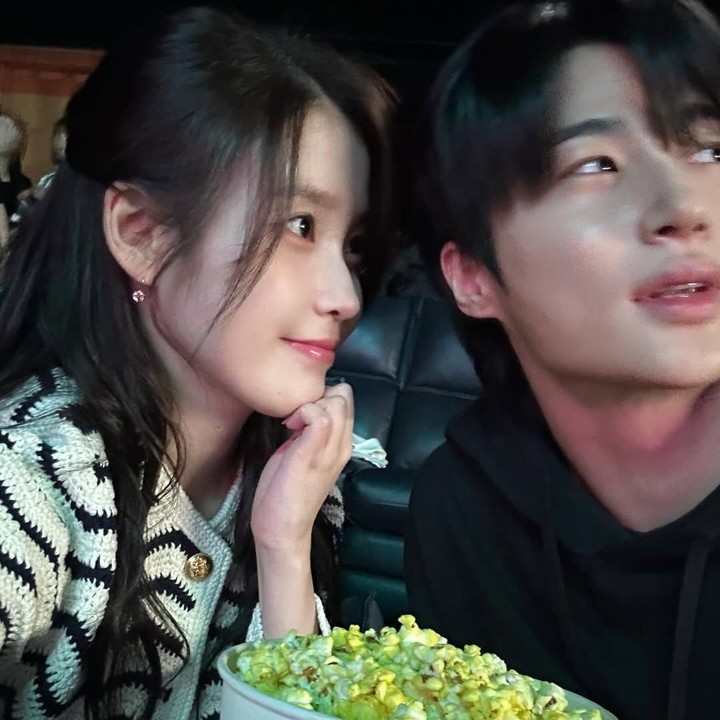 <p>Dalam unggahan tersebut, IU dan Byeon Woo Seok tak sungkan memperlihatkan kedekatan mereka yang menggemaskan. Interaksi keduanya pun membuat banyak orang terpikat.&nbsp;(Foto: Instagram @dlwlrma)</p>