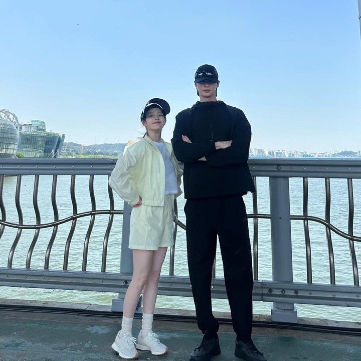 <p>Drama Korea <em>Perfect Crown</em> yang dibintangi IU dan Byeon Woo Seok sukses mencuri perhatian. Baru-baru ini, keduanya juga membagikan sejumlah potret <em>behind the scenes</em> (BTS) yang semakin membuat para penggemar antusias. (Foto: Instagram @dlwlrma)</p>