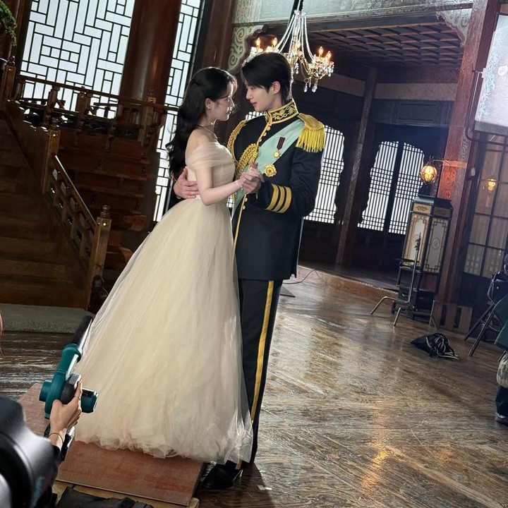 <p>Drama <em>Perfect Crown</em> menceritakan kisah Seong Hui Ju (IU), seorang pewaris chaebol yang memiliki segalanya, tetapi hanya berstatus rakyat biasa, dan Pangeran Agung I-AN (Byeon Woo Seok), seorang pangeran yang tidak memiliki apa pun, meski merupakan putra Raja.&nbsp;&nbsp;(Foto: Instagram @byeonwooseok)</p>