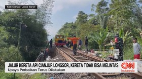 VIDEO: Jalur Kereta Api Cianjur Longsor, Kereta Tidak Bisa Melintas