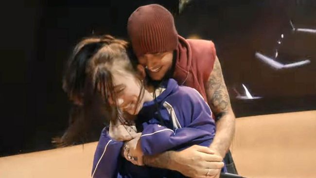Billie Eilish selaku Belieber mengaku masih menangis setelah mendapatkan kejutan dari Justin Bieber pada pekan kedua Coachella 2026.