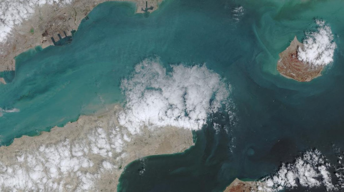 Ada Citra Satelit, Potret Terkini Kapal-Kapal Melintas di Selat Hormuz