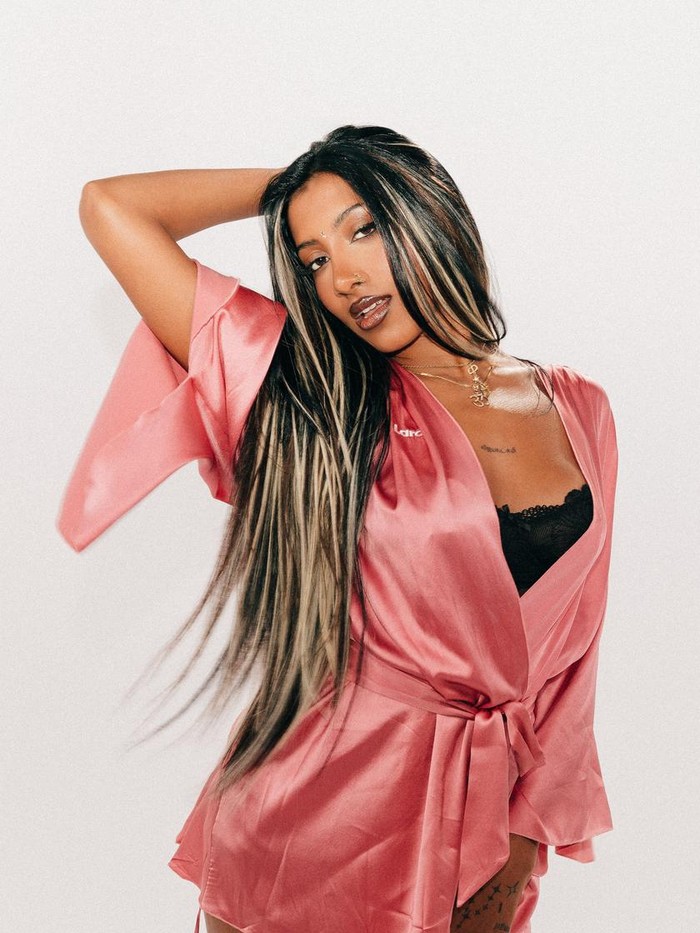 Gaya rambut KATSEYE Lara ini merupakan cita-citanya yang akhirnya terwujud! Gaya multi-tonal Y2K Lights dengan highlight mencapai tampilan yang dramatis. Hair stylist menggunakan highlights dalam tiga tone berbeda untuk menghasilkan tampilan dengan kontras yang tinggi dan sensual. Gaya rambut siapa yang jadi favoritmu, Beauties? / Foto: Dok. Matrix