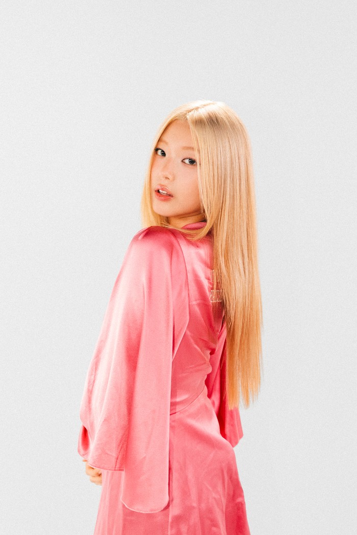 KATSEYE Yoonchae terlihat fenomenal dengan warna rambut platinum blonde, Beauties. Dalam press release-nya, Matrix spill bahwa gaya rambut ini didapatkan dengan proses lightening menyeluruh, lalu dilanjutkan dengan potongan berlapis untuk memberikan efek gerakan alami pada rambut. Nah supaya setiap helaiannya tetap sehat dan makin halus, hair stylist menggunakan Instacare Build-A-Bond Liquid Mask pada rambutnya, sedangkan supaya tahan lama, perawatan dilengkapi Matrix So Silver Purple Toning Shampoo./ Foto: Dok. Matrix