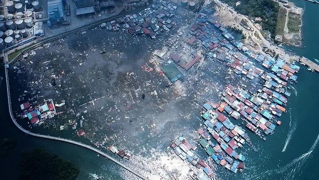 Sekitar 1.000 rumah hangus usai kebakaran melanda kampung terapung di Sandakan, Sabah, Malaysia, pada Minggu (19/4) dini hari waktu setempat.