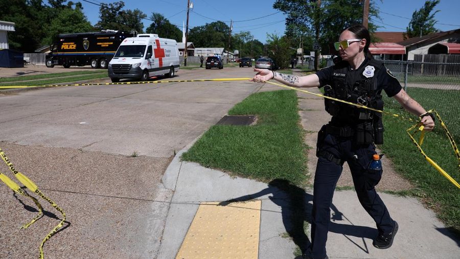 Kepolisian Louisiana menembak meninggal pelaku penembakan nan menewaskan delapan anak-anak di Amerika Serikat, Minggu (19/4/2026). (REUTERS/Kevin Bartram)