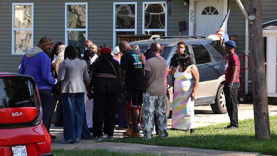 Kepolisian Louisiana menembak meninggal pelaku penembakan nan menewaskan delapan anak-anak di Amerika Serikat, Minggu (19/4/2026). (REUTERS/Kevin Bartram)