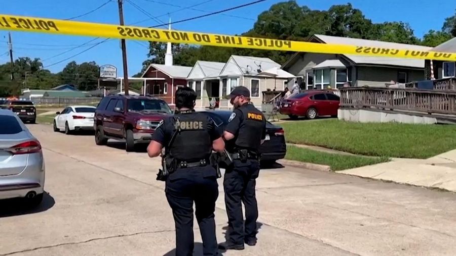 Kepolisian Louisiana menembak meninggal pelaku penembakan nan menewaskan delapan anak-anak di Amerika Serikat, Minggu (19/4/2026). (REUTERS/Kevin Bartram)