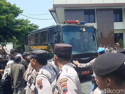 Mobil Tahanan Bawa 4 Terpidana Kasus Tongtek Maut Pati Dilempari Massa