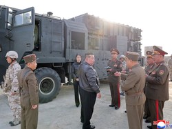 Kim Jong Un Pimpin Langsung Uji Rudal Baru Korea Utara
