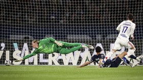 Paris Saint-Germain's Russian goalkeeper #39 Matvey Safonov (L) dives to stop the ball during the French L1 football match between Paris Saint-Germain (PSG) and Olympique Lyonnais (OL) at the Parc des Princes stadium in Paris on April 19, 2026. (Phot