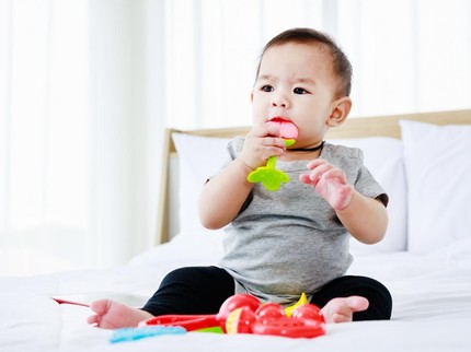 Kapan Mainan Gigitan Aman Diberikan ke Bayi?