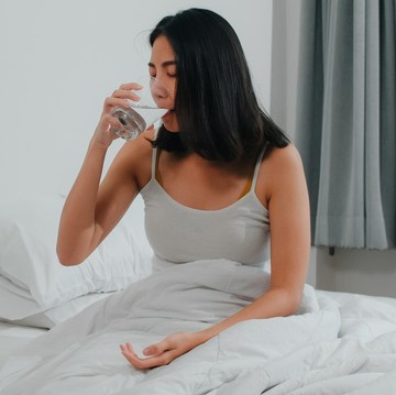 7 Manfaat Rutin Minum Segelas Air Hangat Setelah Bangun Tidur Setiap Hari