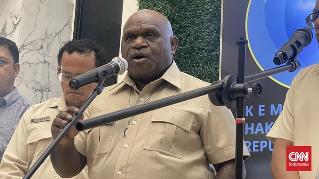 Menteri HAM Natalius Pigai mengungkap 15 warga sipil tewas dalam baku tembak antara aparat dengan TPNPB di Kabupaten Puncak, Papua Tengah.