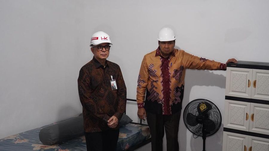 Menteri Perumahan dan Kawasan Permukiman (PKP) Maruarar Sirait berbareng Direktur Utama Angkasa Pura Muhammad Rizal Pahlevi meninjau progres pembangunan kediaman sementara (huntara) bagi masyarakat nan bermukim di area pinggir rel Senen, Jakarta, Jumat (17/4/2026).