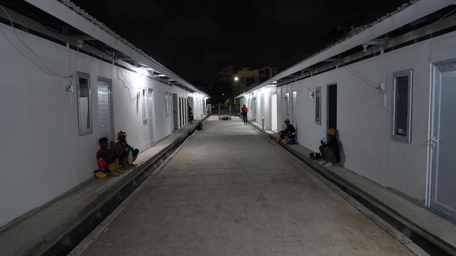 Menteri Perumahan dan Kawasan Permukiman (PKP) Maruarar Sirait berbareng Direktur Utama Angkasa Pura Muhammad Rizal Pahlevi meninjau progres pembangunan kediaman sementara (huntara) bagi masyarakat nan bermukim di area pinggir rel Senen, Jakarta, Jumat (17/4/2026).