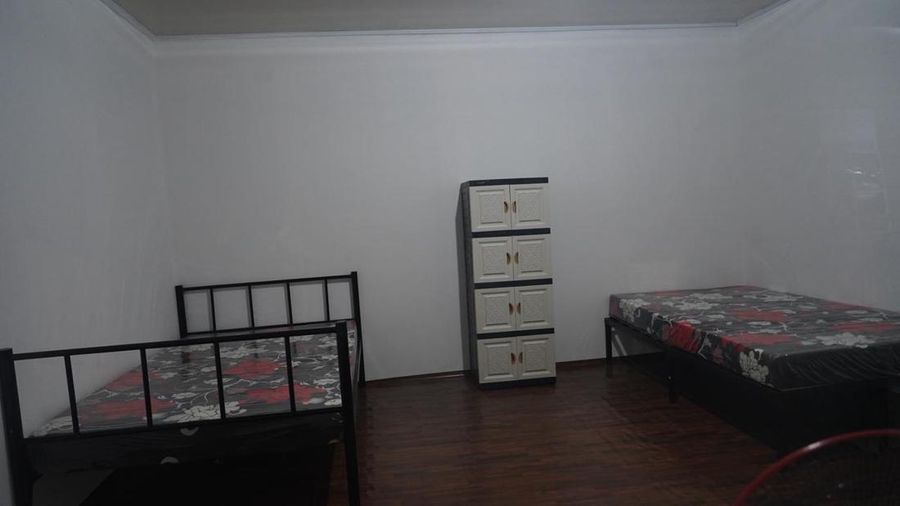 Menteri Perumahan dan Kawasan Permukiman (PKP) Maruarar Sirait berbareng Direktur Utama Angkasa Pura Muhammad Rizal Pahlevi meninjau progres pembangunan kediaman sementara (huntara) bagi masyarakat nan bermukim di area pinggir rel Senen, Jakarta, Jumat (17/4/2026).