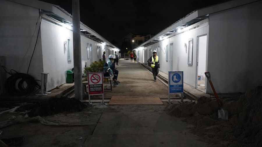 Menteri Perumahan dan Kawasan Permukiman (PKP) Maruarar Sirait berbareng Direktur Utama Angkasa Pura Muhammad Rizal Pahlevi meninjau progres pembangunan kediaman sementara (huntara) bagi masyarakat nan bermukim di area pinggir rel Senen, Jakarta, Jumat (17/4/2026).