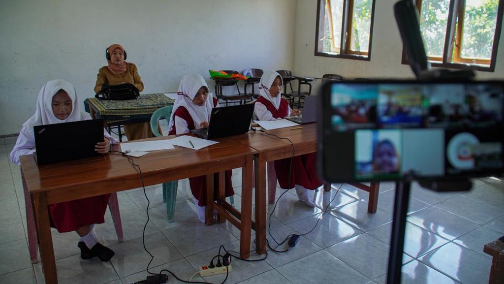 FOTO: Semangat Anak-Anak Lereng Semeru Menuntut Ilmu di Tengah Erupsi
