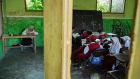 Pertemuan Forum Intelektual Antardisiplin (FIAD) di Gedung Indonesia menggugat, Bandung, mendesak pemerintah tidak mengganti kurikulum terus-menerus.