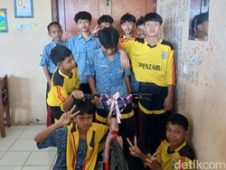 So Sweet! Siswa SMPN 1 di Temanggung Beri Kado Sepeda ke Teman Sekelasnya