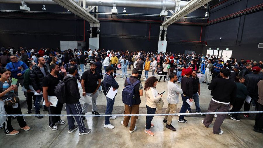 Orang-orang mengantre untuk menerima arsip saat proses regularisasi migran massal Spanyol bakal dimulai, di Hospitalet de Llobregat, dekat Barcelona, ​​Spanyol, 20 April 2026. REUTERS/Albert Gea