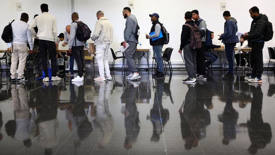 Orang-orang mengantre untuk menerima arsip saat proses regularisasi migran massal Spanyol bakal dimulai, di Hospitalet de Llobregat, dekat Barcelona, ​​Spanyol, 20 April 2026. REUTERS/Albert Gea
