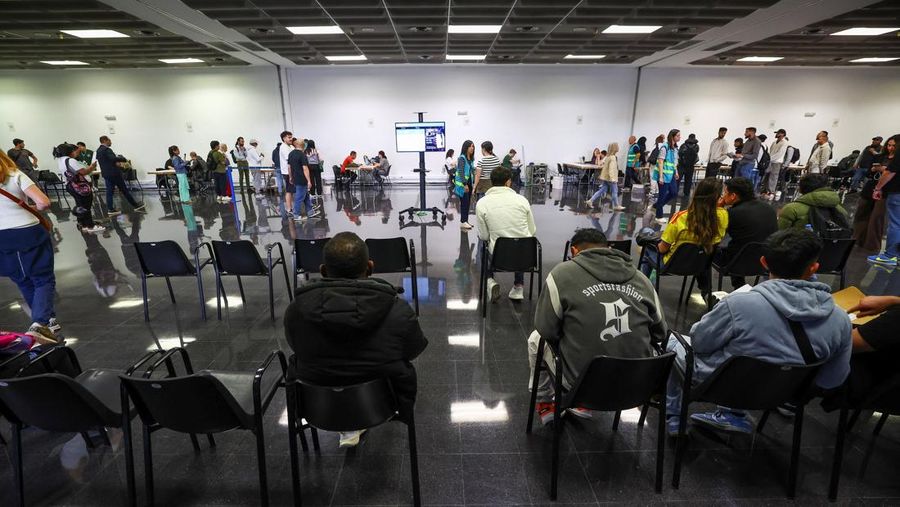 Orang-orang mengantre untuk menerima arsip saat proses regularisasi migran massal Spanyol bakal dimulai, di Hospitalet de Llobregat, dekat Barcelona, ​​Spanyol, 20 April 2026. REUTERS/Albert Gea