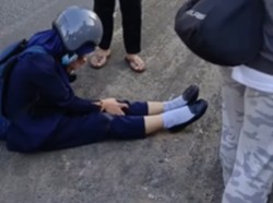 Pemotor Wanita Terjatuh gegara Bekas Galian Aspal Jalan Pettarani Makassar