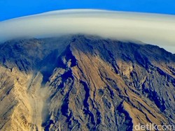 Video Heboh Fenomena Gunung Semeru Bertopi Awan