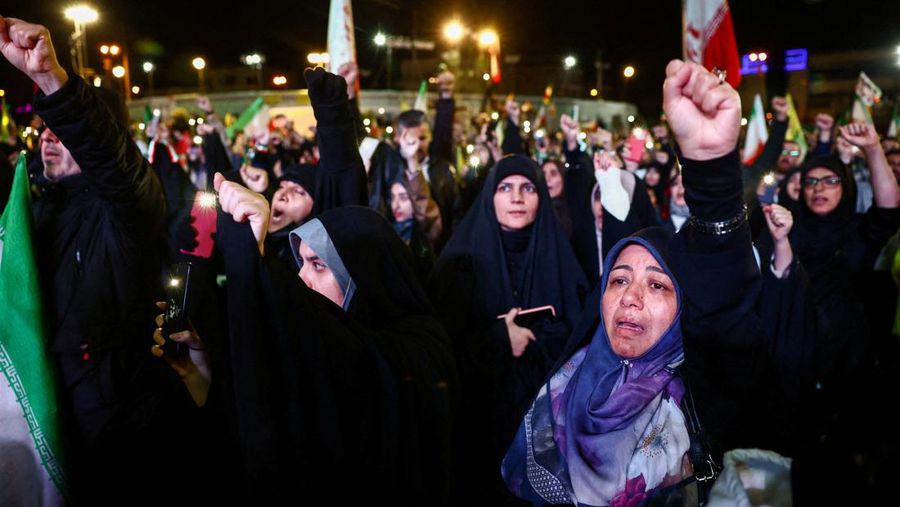 Ribuan rakyat Iran turun ke jalanan Teheran, Minggu (19/4/2026), untuk melakukan unjuk rasa mendukung pemerintah nan menolak negosiasi kembali dengan Amerika Serikat.