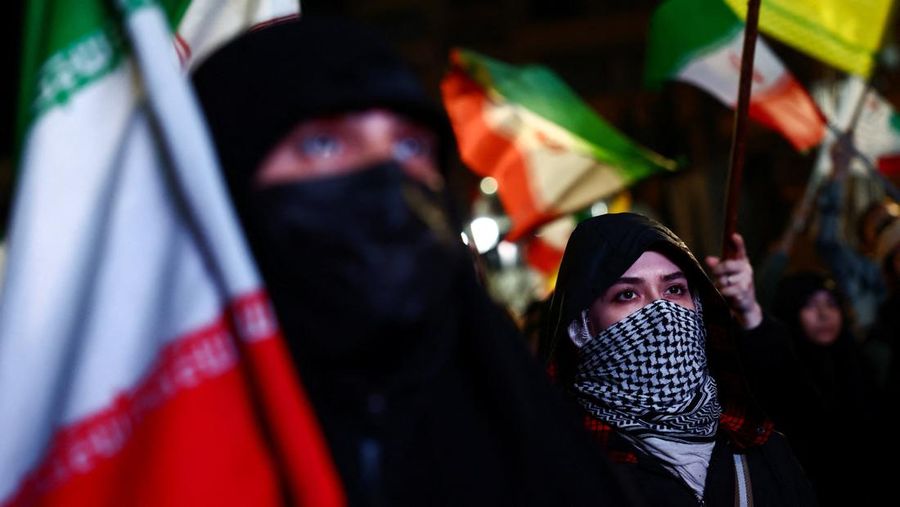 Ribuan rakyat Iran turun ke jalanan Teheran, Minggu (19/4/2026), untuk melakukan unjuk rasa mendukung pemerintah nan menolak negosiasi kembali dengan Amerika Serikat.