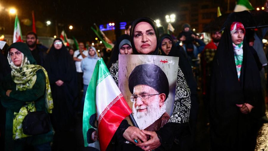 Ribuan rakyat Iran turun ke jalanan Teheran, Minggu (19/4/2026), untuk melakukan unjuk rasa mendukung pemerintah nan menolak negosiasi kembali dengan Amerika Serikat.