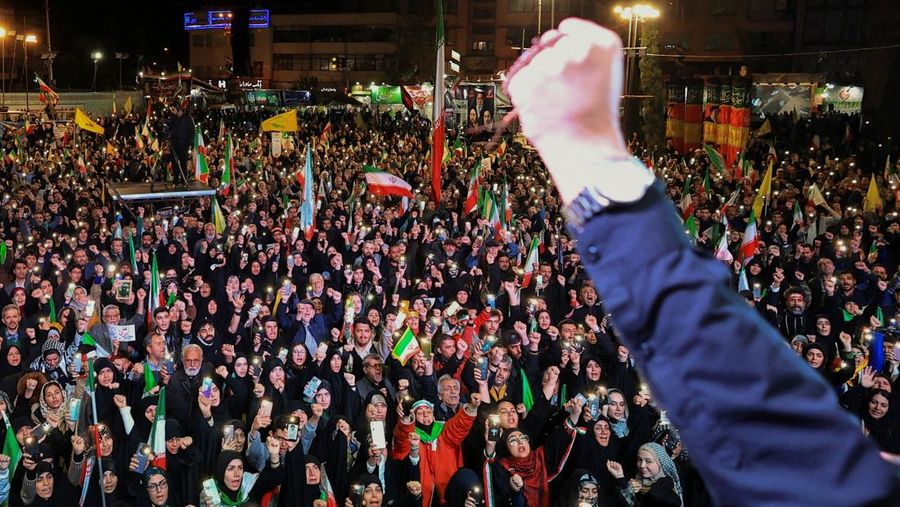 Ribuan rakyat Iran turun ke jalanan Teheran, Minggu (19/4/2026), untuk melakukan unjuk rasa mendukung pemerintah nan menolak negosiasi kembali dengan Amerika Serikat.