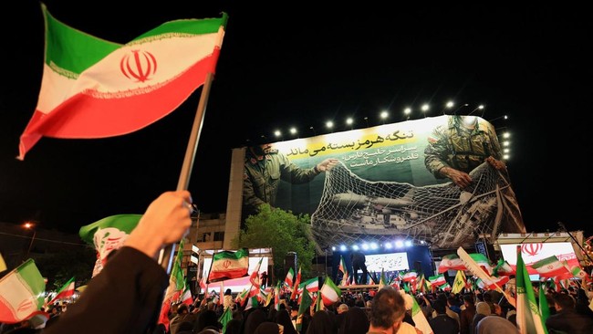 Potret Warga Iran Penuhi Jalanan Teheran Tolak Negosiasi dengan AS