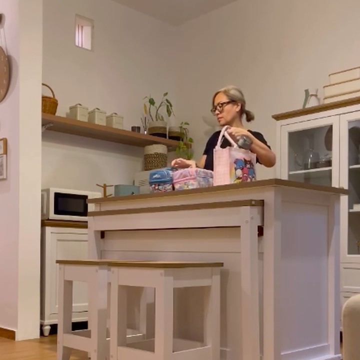 <p>Dalam salah satu video, Cynthia menunjukkan aktivitasnya di rumah baru. Sejak menempati rumah ini, Cynthia mengaku lebih mudah untuk berinteraksi dengan para tetangga. Tak hanya itu, ia juga mudah menyiapkan bekal anak di dapur. (Foto: Instagram @omahkawaii)</p>