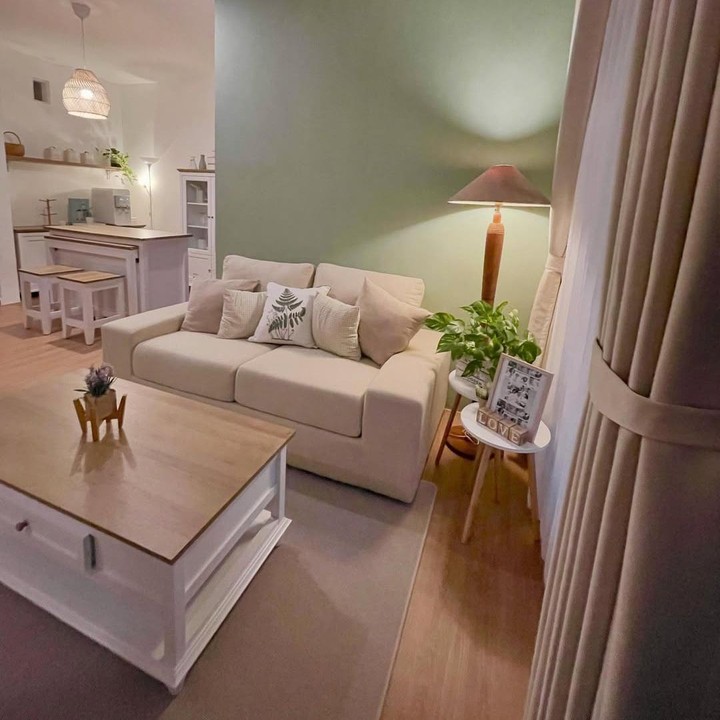 <p>Rumah baru Cynthia dan Surya diberi nama Omah Kawaii, yang artinya rumah kecil. Rumah baru ini berkonsep minimalis dengan ruang tamu kecil yang didominasi warna cokelat kayu muda, cream, dan dinding hijau sage. Ruang tamu ini menyatu dengan ruang makan dan area dapur bersih. (Foto: Instagram @omahkawaii)</p>