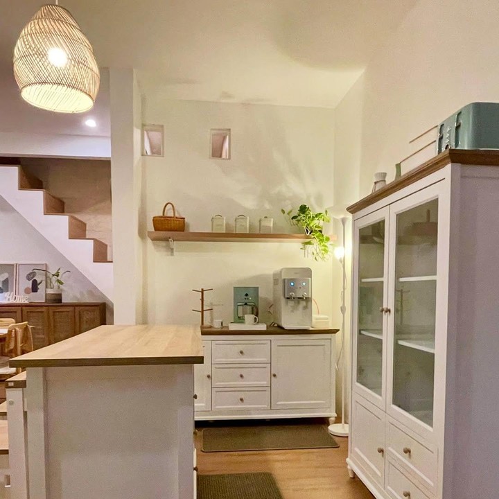 <p>Pasangan Cynthia Lamusu dan Surya Saputra memutuskan untuk pindah rumah bersama kedua anak mereka, Bunda. Baru-baru ini, Cynthia membagikan sudut rumah barunya di tengak komplek atau cluster yang begitu asri. (Foto: Instagram @omahkawaii)</p>