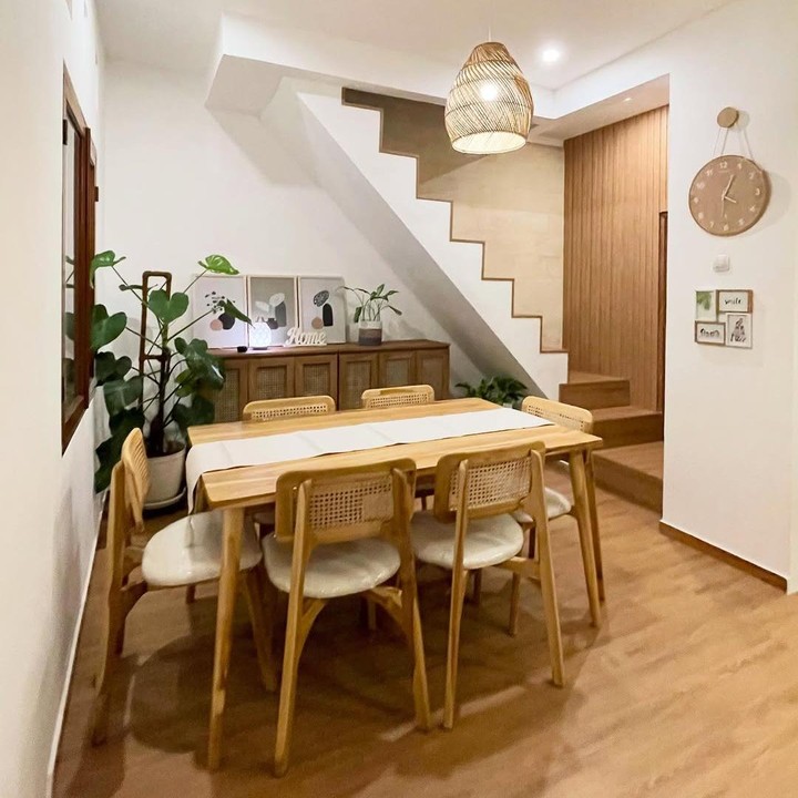 <p>Area ruang makan rumah Cynthia dan Surya juga banyak didominasi warna cokelat, seperti lantai dan satu set meja makan. Cynthia tak lupa meletakkan anaman hijau besar di sudut ruang makan dan beberapa hiasan estetik untuk menambah kesan elegan. (Foto: Instagram @omahkawaii)</p>