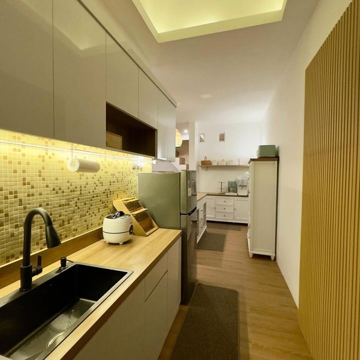 <p>Area dapur rumah baru Cynthia ini cukup besar, Bunda. Di lorong dekat dapur bersih, Cynthia membangun tempat khusus untuk mencuci piring dengan kabinet dapur yang berkonsep minimalis. "Ini adalah Area dapur yang <em>c</em><em>ompact</em> menyatu dengan area <em>service</em> dengan <em>i</em><em>sland table</em>. Meskipun tidak besar, pengaturan titik lampu yang pas juga bisa membuat kesan luas di area ini," tulisnya di Instagram. (Foto: Instagram @omahkawaii)</p>