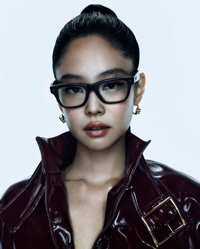 Sementara itu, BLACKPINK baru saja dinominasikan untuk &lsquo;Best Female K-Pop Artist&rsquo; di 2026 American Music Awards atau disingkat 2026 AMAs. Acara penghargaan musik tahunan itu sendiri akan diadakan pada 25 Mei 2026 mendatang. / Foto: instagram.com/rayban