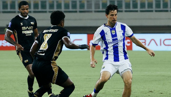 Persib Bandung bermain imbang dramatis 2-2 lawan Dewa United yang bermain 10 pemain dalam pertandingan Super League 2025/2026.