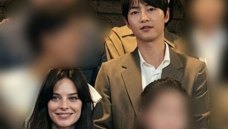 Song Joong Ki dan istrinya Katy Louise Saunders berpartisipasi sebagai narator dalam konser musisi disabilitas&period;
