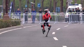Momen Robot Humanoid Finish Half Marathon, Pecahkan Rekor Dunia