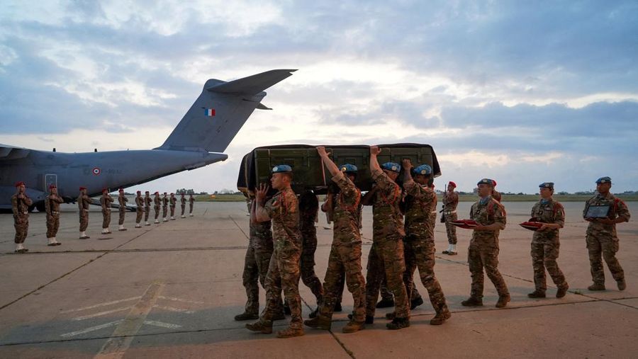 UNIFIL memberikan penghormatan kepada pasukan penjaga perdamaian Prancis nan tewas di Lebanon selatan, di Beirut, Lebonon, Mimggu (19/4/2026). (Haidar Fahs/UNIFIL/Handout via REUTERS)