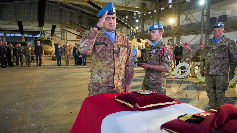 UNIFIL memberikan penghormatan kepada pasukan penjaga perdamaian Prancis nan tewas di Lebanon selatan, di Beirut, Lebonon, Mimggu (19/4/2026). (Haidar Fahs/UNIFIL/Handout via REUTERS)